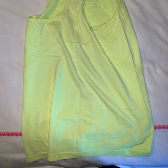 Gap Women’s Athletic Tank - Picture 4 of 5